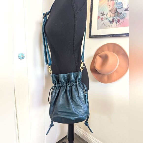 Wanderer's Travel Co Azzurra Pebbled Leather Bronte Bucket Crossbody Bag EUC - Picture 2 of 14